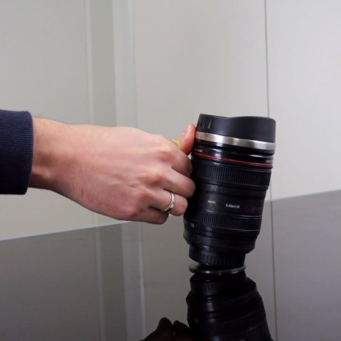 Antygrawitacyjny Kubek Obiektyw - Nietypowy Prezent dla Miłośników Fotografii Antygrawitacyjny Kubek Obiektyw - Nietypowy Prezent dla Miłośników Fotografii