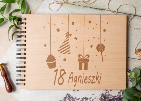 Album drewniany urodzinowy grawer,22x30cm poziom UR1 Album drewniany urodzinowy grawer,22x30cm poziom UR1
