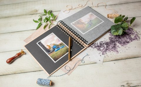 Album drewniany walentynkowy grawer,22x22cm kwadrat AW2 Album drewniany walentynkowy grawer,22x22cm kwadrat AW2