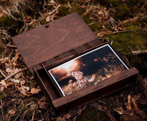 Drewniane pudełko na zdjęcia 10x15cm i pendrive Our Advanture Drewniane pudełko na zdjęcia 10x15cm i pendrive Our Advanture