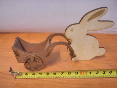Stojak zajączek z wózkiem / 16 x 10 cm. P348 Stojak zajączek z wózkiem / 16 x 10 cm. P348
