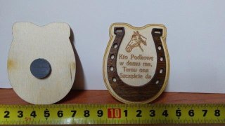 Podkowa na desce magnes 6 x 7,5cm nr 100